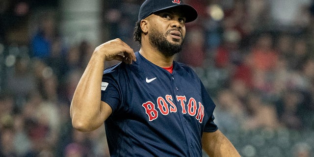 Kenley Jansen fixes jersey