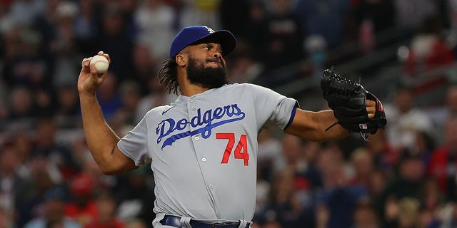 Kenley Jansen pitches