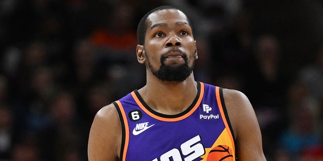 Kevin Durant looks up