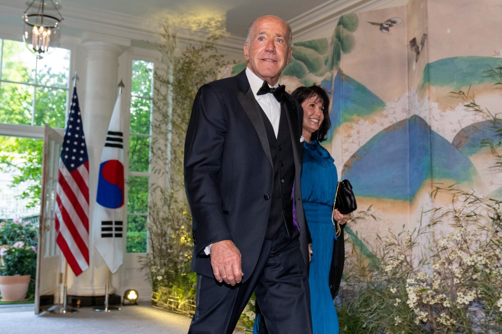 Frank Biden, left, and Mindy Ward arrive for the State Dinner with President Joe Biden and the South Korea's President Yoon Suk Yeol at the White House, Wednesday, April 26, 2023.