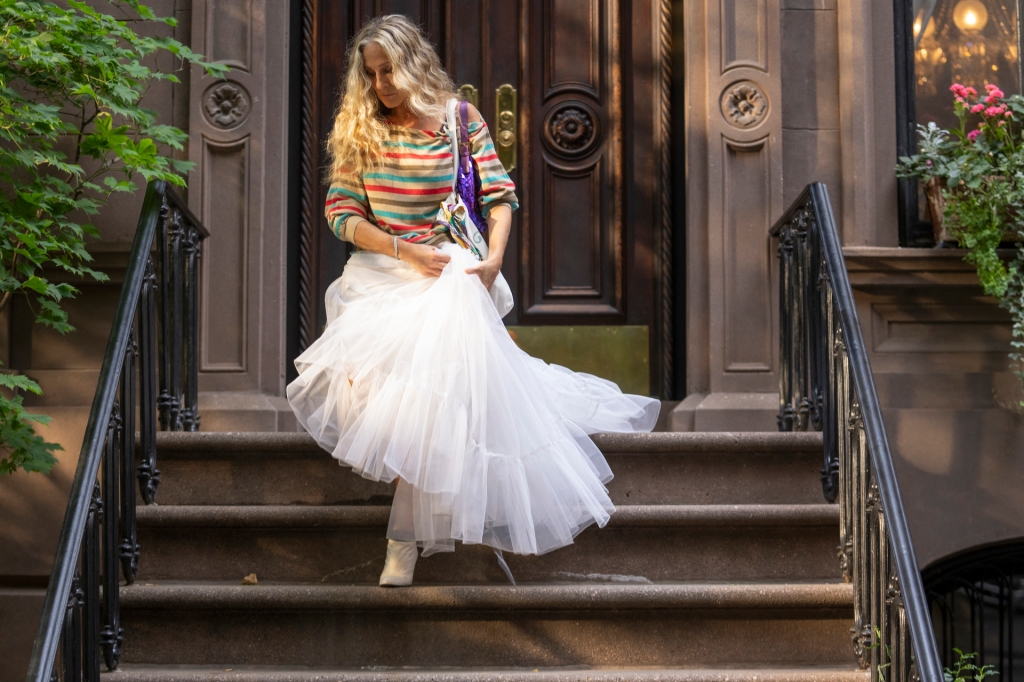 Carrie (Sarah Jessica Parker) walks down steps of a townhouse. 