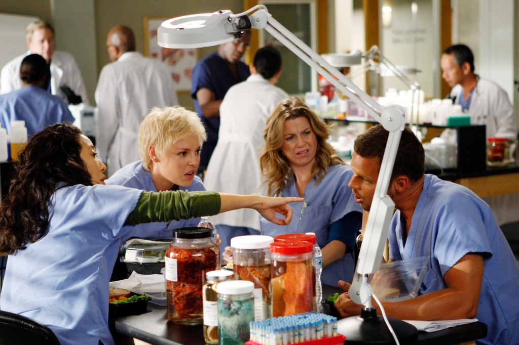 Heigl and Pompeo on Grey's Anatomy sitting at table with peers