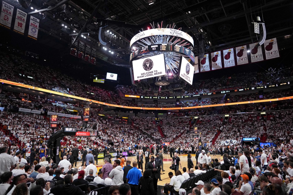 Miami Heat baseball team welcomed Messi during the NBA playoffs 