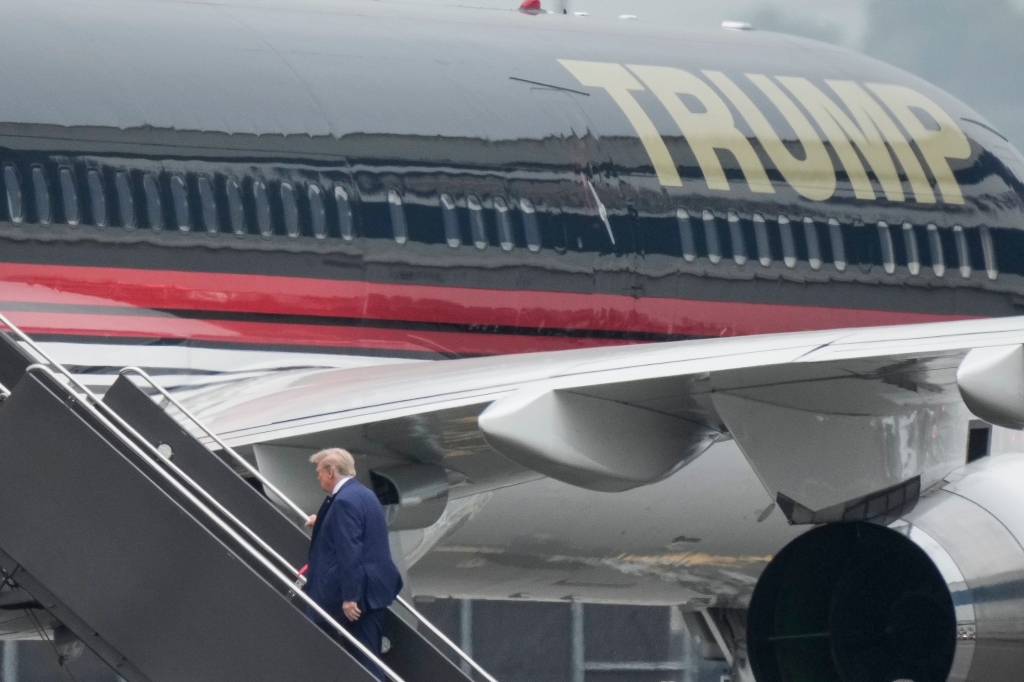 Trump leaves New Jersey's Newark airport