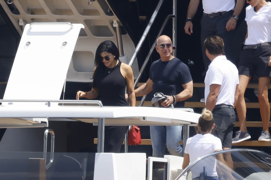 Jeff Bezos takes sexy selfies with new fiancée Lauren Sanchez on $500M superyacht