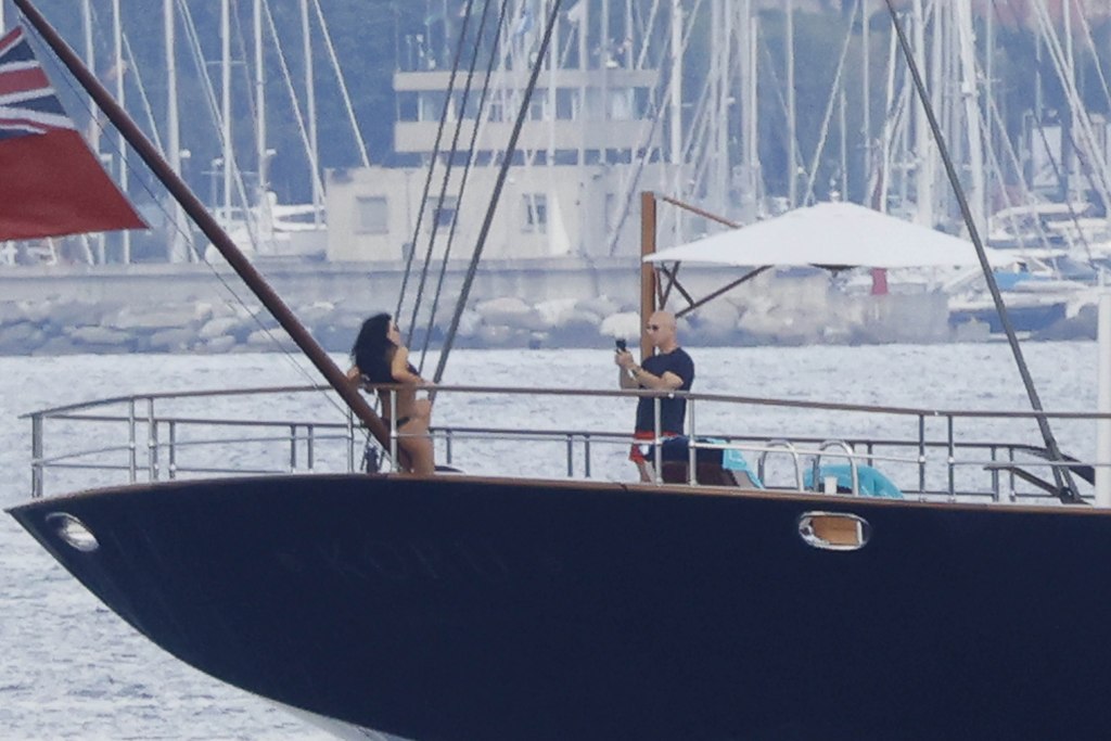 Jeff Bezos takes sexy selfies with new fiancée Lauren Sanchez on $500M superyacht