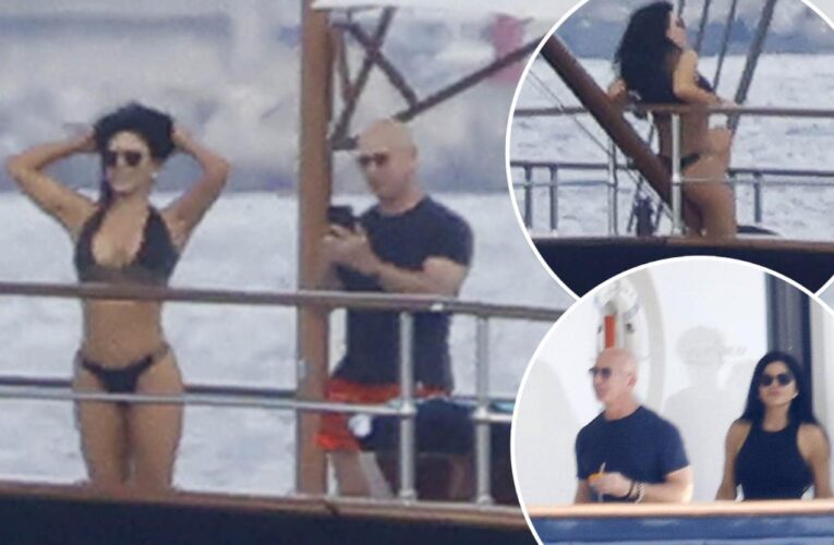 Jeff Bezos takes sexy photos of fiancée Lauren Sanchez on $500M superyacht
