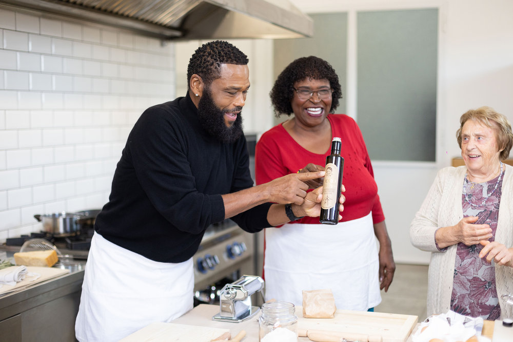 Anthony Anderson brought his mother on an international vacation in the new E! travel series “Trippin’ With Anthony Anderson and Mama Doris.” 
