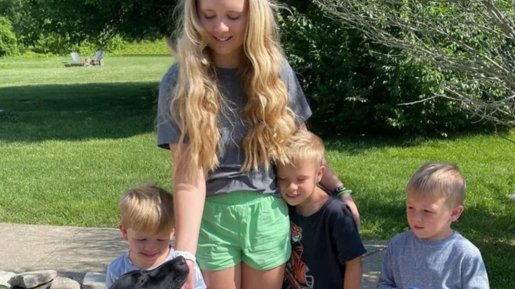 A photo of Alexis Doermanwith her brothers