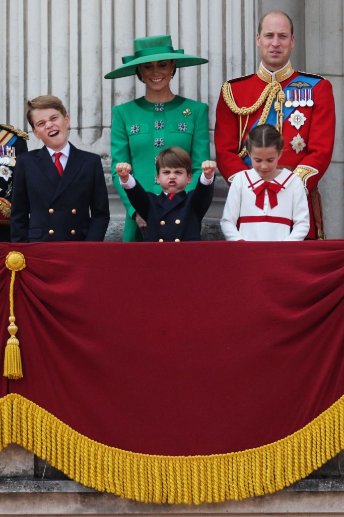 George, Louis, Charolette, Kate and William on balcony