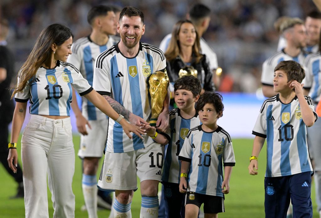 Messi with his wife and children after winning the World Cup in 2022