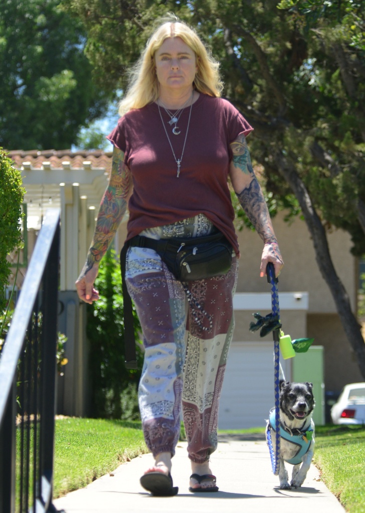 The beauty lives a quiet life in the California suburbs with her husband, teenage daughter and their adorable pup. 