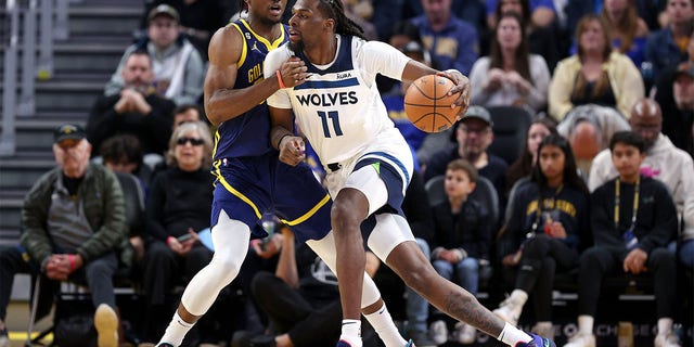 Naz Reid dribbling against Jonathan Kuminga