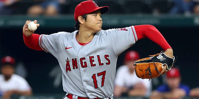 Shohei Ohtani throws pitch