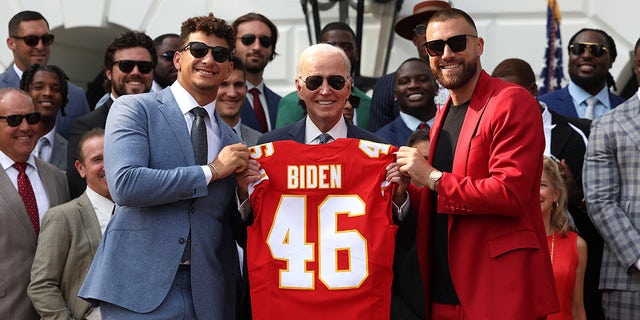 Patrick Mahomes, Joe Biden and Travis Kelce pose for picture