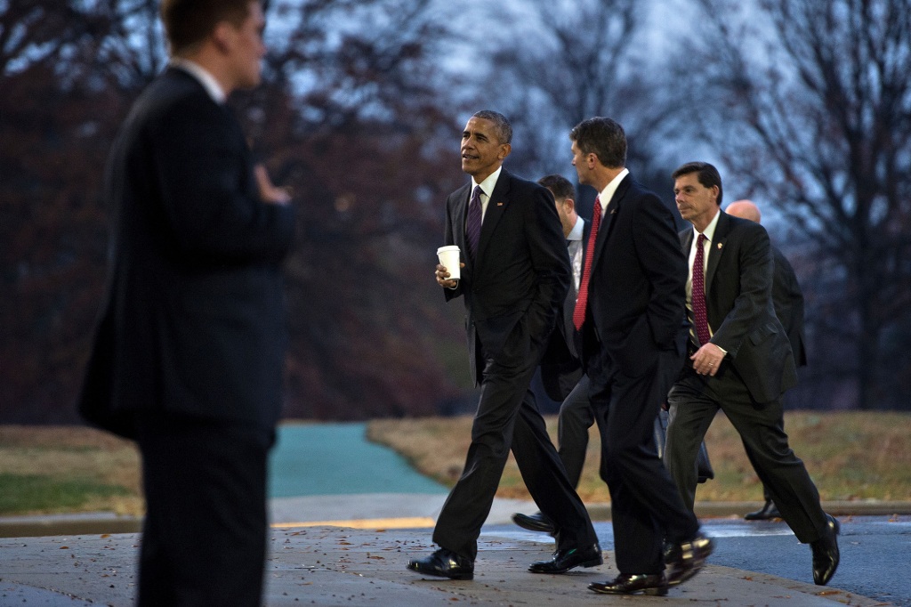 US President Barack Obama (C) walks with his physician Dr. Ronny Jackson (2nd R) to Marine One after visiting with troops at Walter Reed National Military Medical Center November 29, 2016 in Bethesda, Maryland.