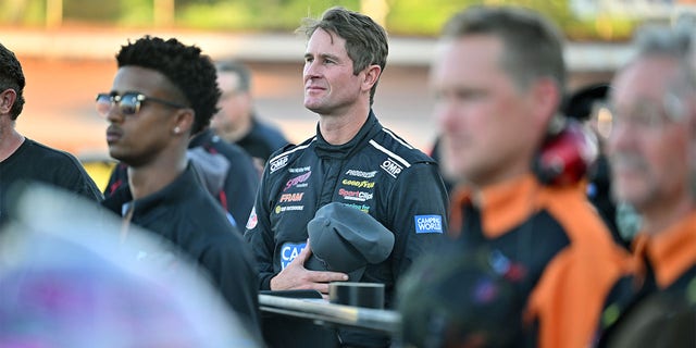 Ryan Hunter-Reay listens national anthem