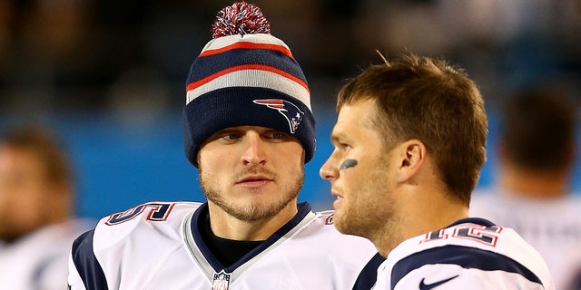 Ryan Mallett talks to Tom Brady