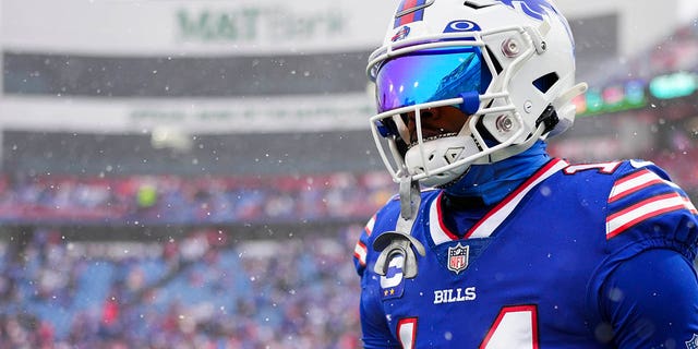 Bills Stefon Diggs warms up