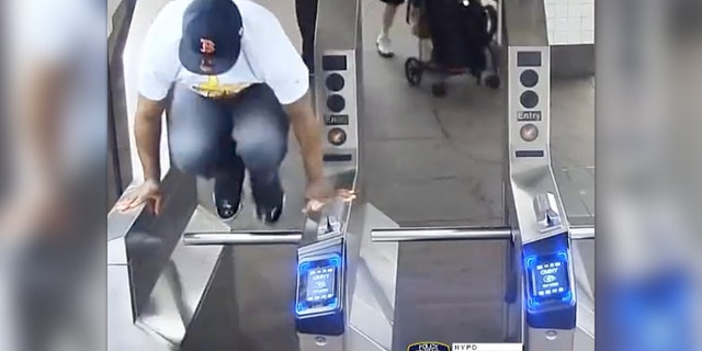 Slashing suspect wearing Boston Red Sox hat jumps over turnstile at NYC subway platform