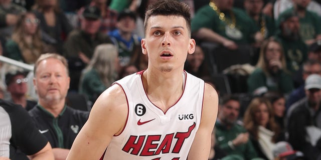 Tyler Herro shoots