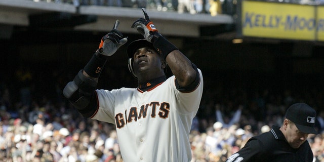 Barry Bonds celebrates home run 