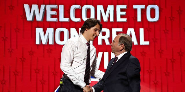 David Reinbacher shakes Gary Bettman's hand after getting drafted