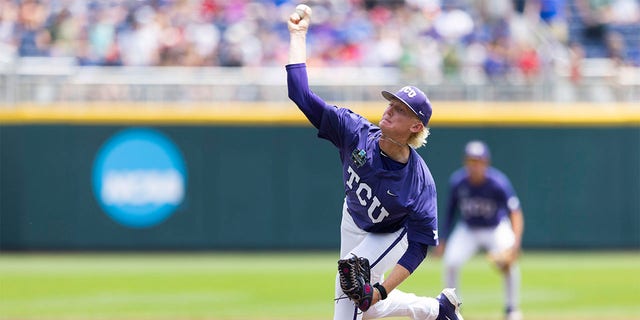 Kole Klecker throws pitch