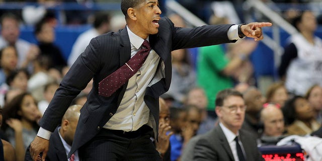 Kevin Ollie at game