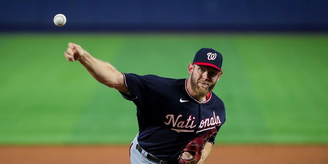 Stephen Strasburg pitching