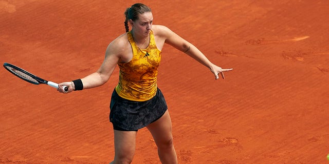 Jule Niemeier getting ready to hit tennis ball