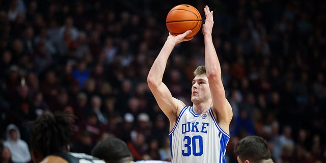 Kyle Filipowski shoots a free throw