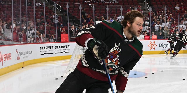 Alex Galchenyuk warming up