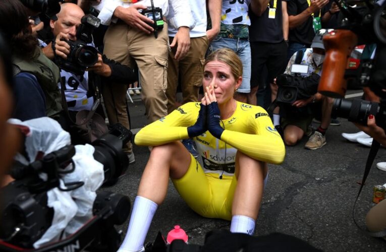 Demi Vollering dethrones Annemiek van Vleuten at Tour de France Femmes as SD Worx celebrate on final stage