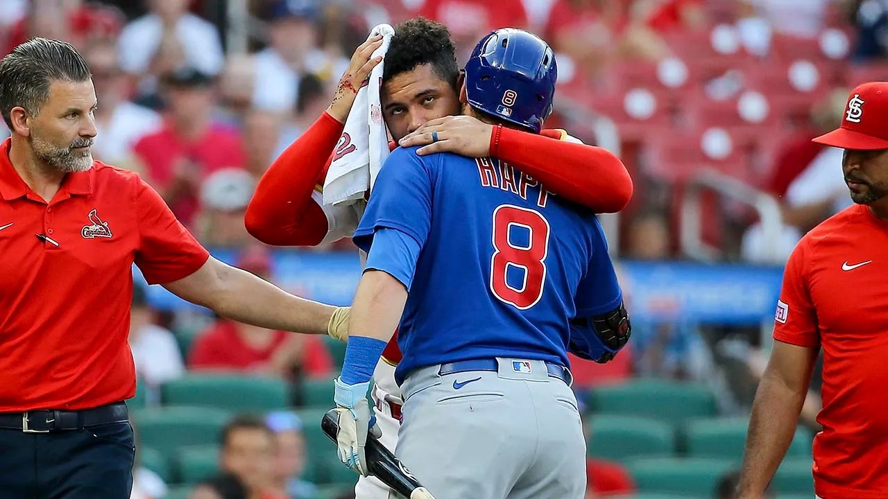 Willson Contreras hugs Ian Happ