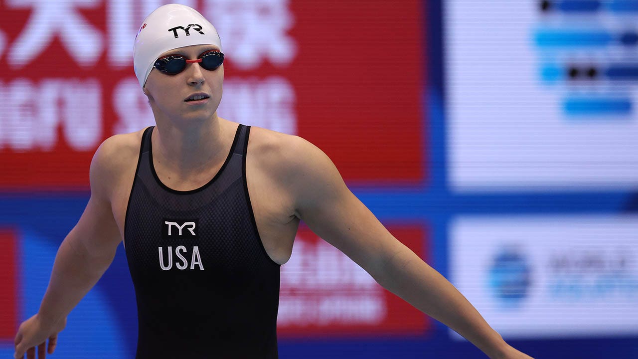 Katie Ledecky prepares for the 800m heat