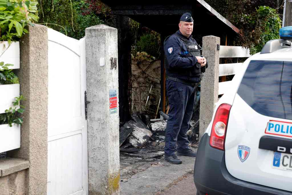 The burning car damaged a wall and parts of the home in l'Hay-les-Roses.
