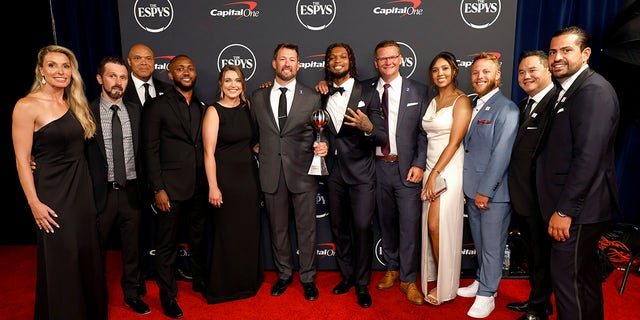 Damar Hamlin and Bills training staff take red carpet photo