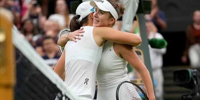 Elina Svitolina greets Iga Swiatek