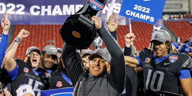 Andy Avalos holds up the Frisco Bowl trophy