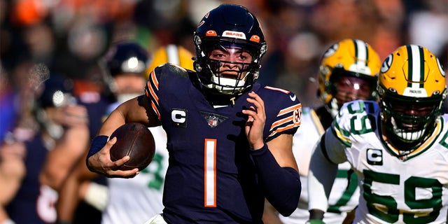 Justin Fields rushes for a TD against the Packers