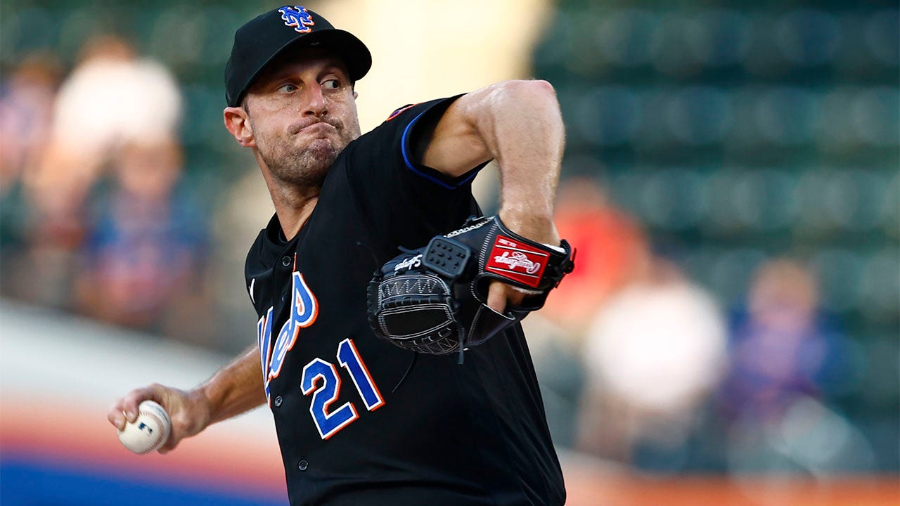 Max Scherzer delivers a pitch