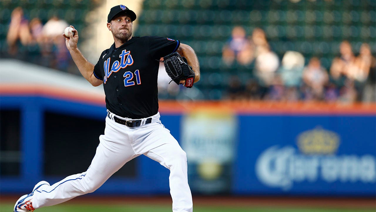 Max Scherzer delivers a pitch against the Nationals