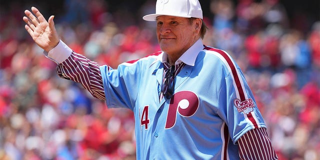 Pete Rose waves to the Phillies crowd