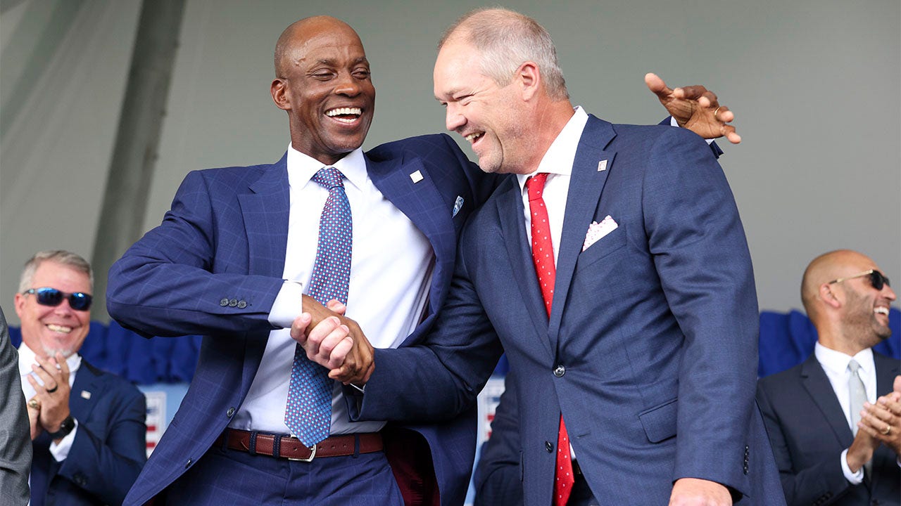 Fred McGriff and Scott Rolen shake hands