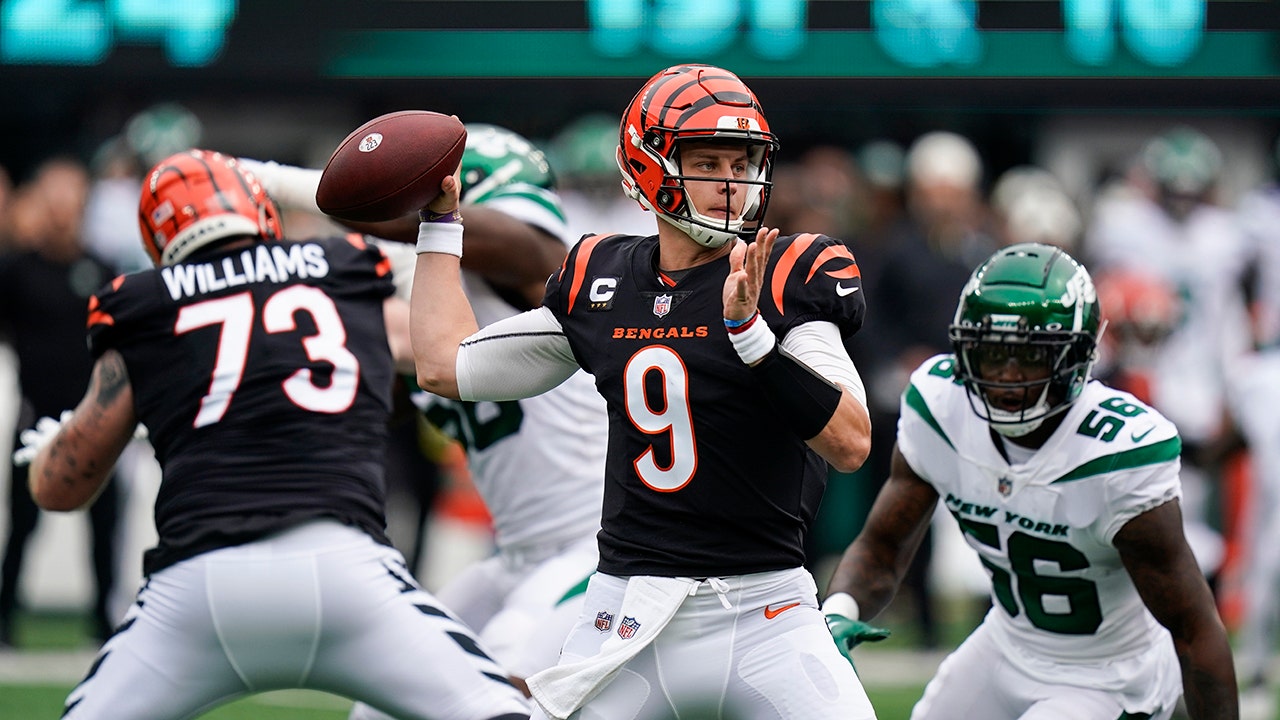 Joe Burrow throws a pass