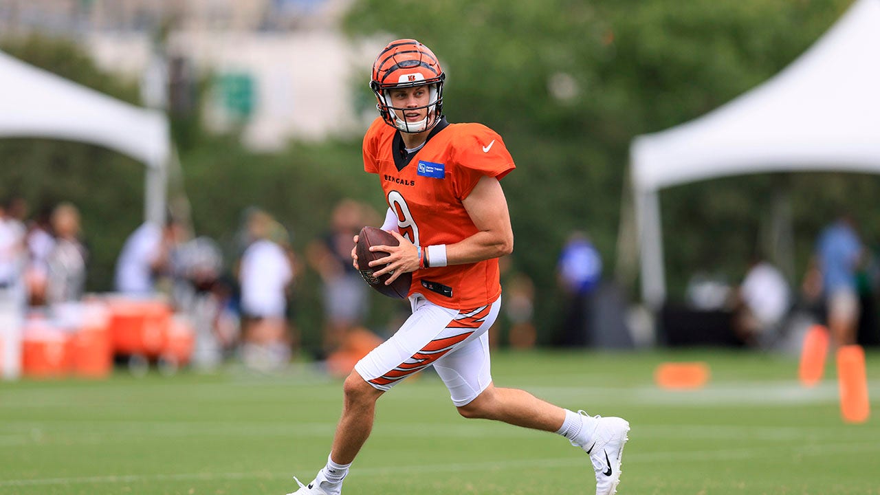 Joe Burrow running