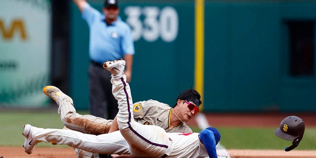 Drew Ellis dives to tag Ha-Seong