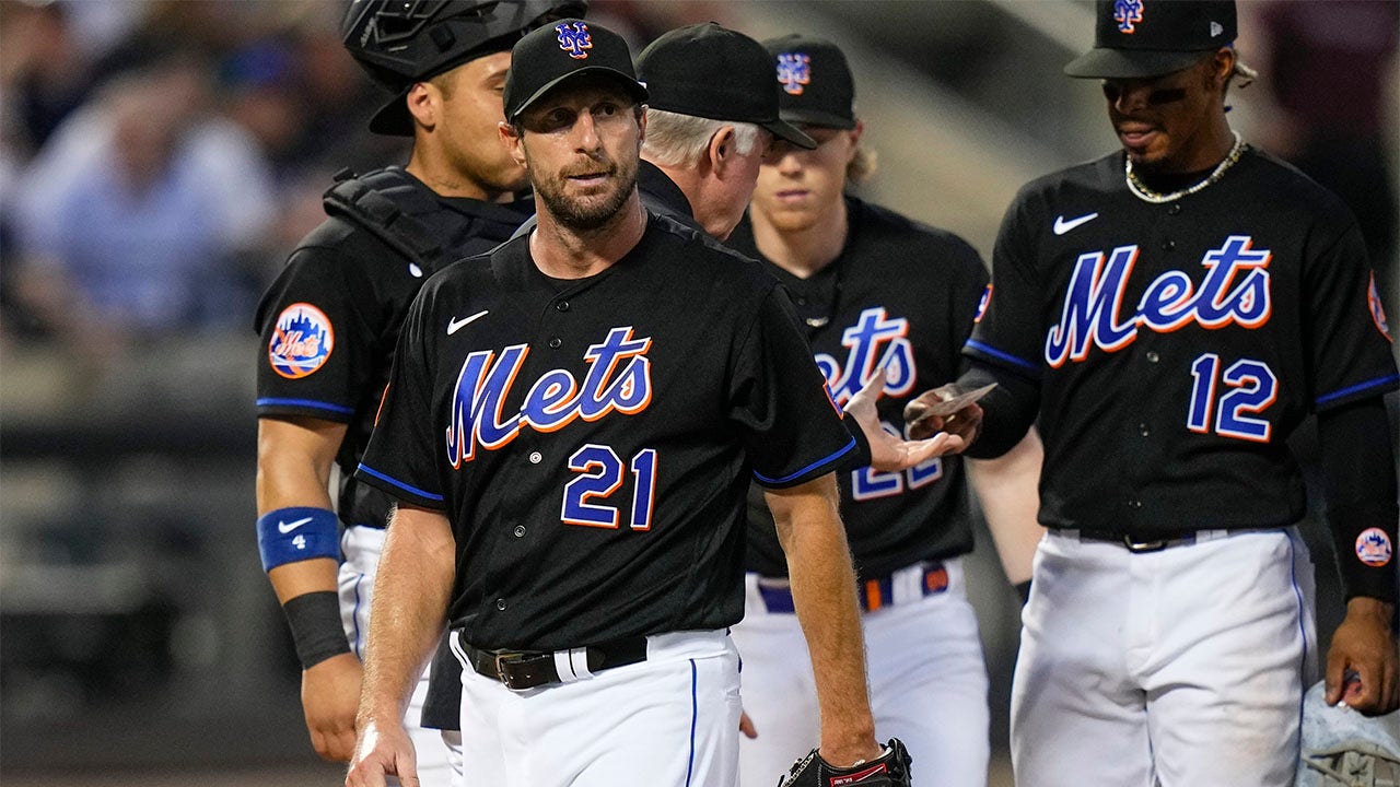 Max Scherzer leaves the pitching mound