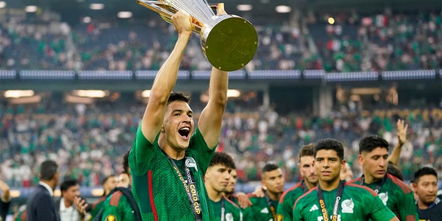 Cesar Montes lifts trophy